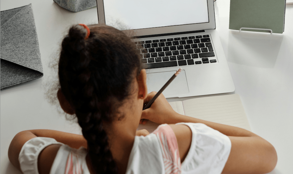 Siswa belajar melalui menulis tangan dengan buku tulis.