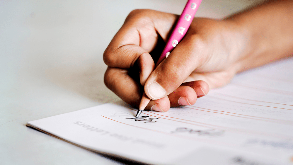 anak bisa mendapatkan banyak manfaat dari latihan menulis sambung