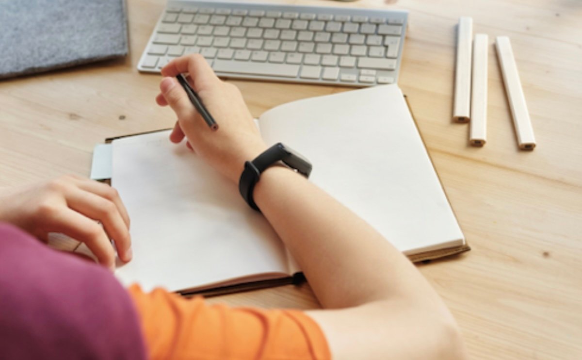 berikan media tulis yang tepat agar anak semangat menulis jurnal