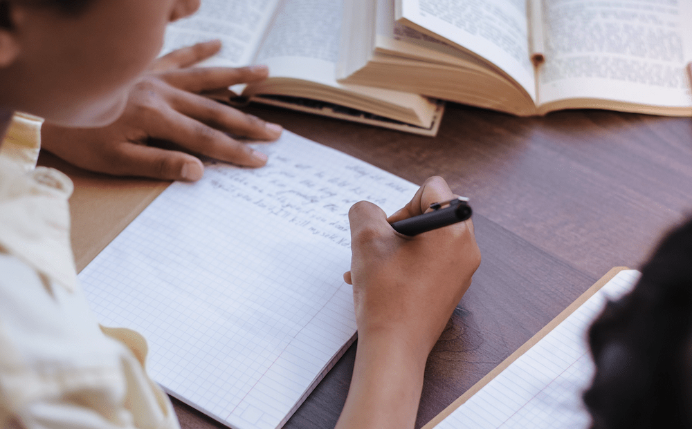 Manfaat besar menulis kursif atau berlatih menulis bersambung untuk siswa