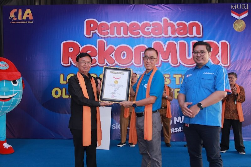 Penganugerahan pemecahan Rekor MURI untuk kategori Lomba Menulis Tangan oleh Siswa SD Terbanyak